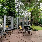Golden - Forest Retreat With Jacuzzi And Garden View *