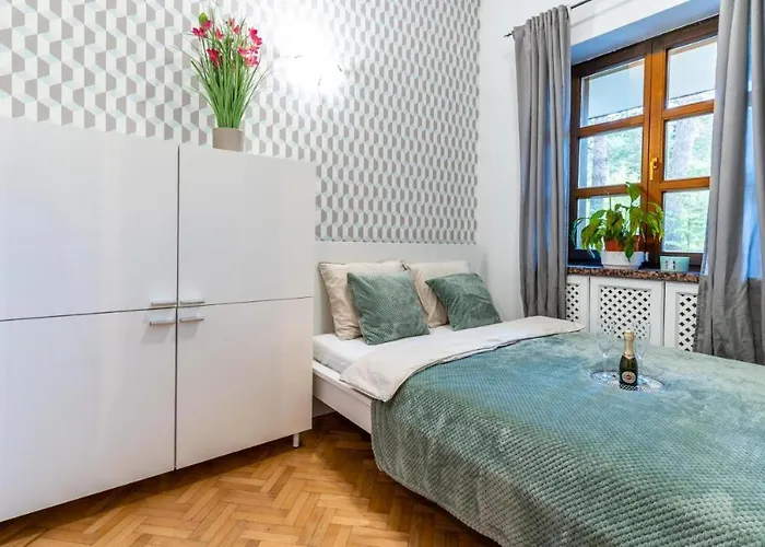 Вилла Golden - Forest Retreat With Jacuzzi And Garden View Констанцин-Езёрна