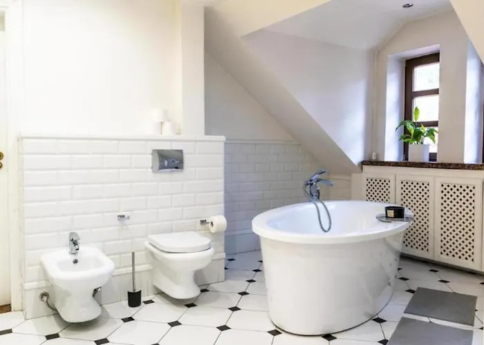 Вилла Golden - Forest Retreat With Jacuzzi And Garden View *